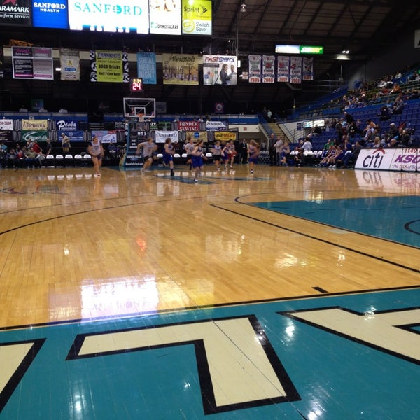 Foto tirada no(a) Sioux Falls Arena por Kelsey K. em 2/24/2013