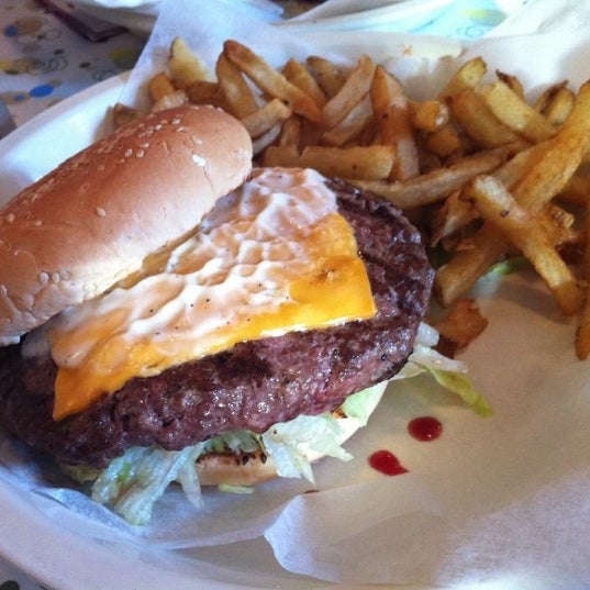 รูปภาพถ่ายที่ Joy Burger Bar โดย Brad G. เมื่อ 11/5/2012