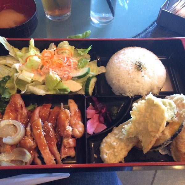 Photo taken at Bluefin Japanese Restaurant &amp; Lounge by Jennifer B. on 11/14/2014
