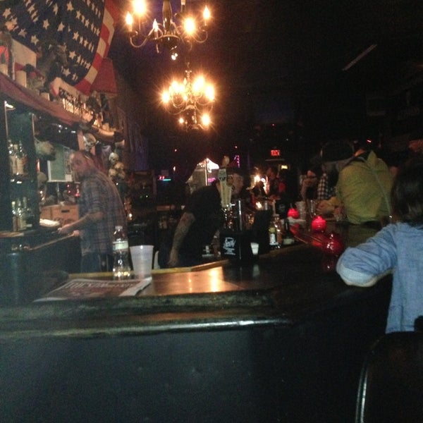 2/8/2013にCoraがSurly Wench Pubで撮った写真