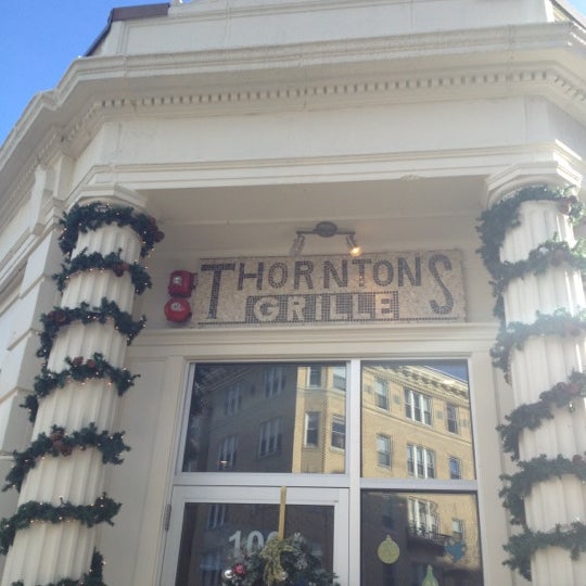 Foto tomada en Thornton&#39;s Fenway Grille  por Vanessa V. el 12/22/2012