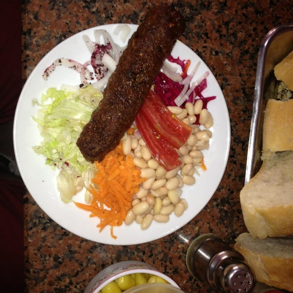 Foto tirada no(a) kol köfte tarihi Sofram Restaurant ( Fethi Baba&#39;nın Yeri) por Kemal Vatansever İbrovich em 5/26/2013