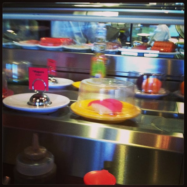 6/22/2013 tarihinde Carol N.ziyaretçi tarafından KiKu Revolving Sushi'de çekilen fotoğraf