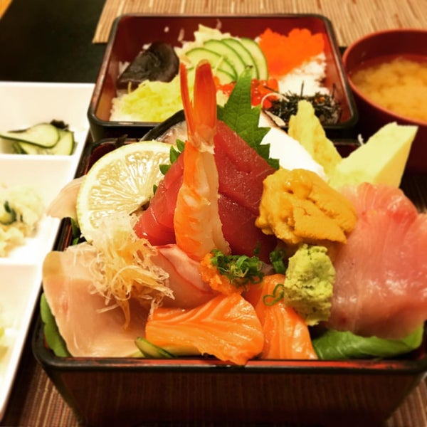 รูปภาพถ่ายที่ Sushi Go 55 โดย Natsuko E. เมื่อ 10/9/2015