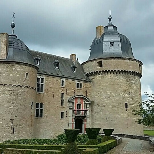 Foto tirada no(a) Château de Lavaux-Sainte-Anne por ⚘Ianthé⚘ em 6/26/2016