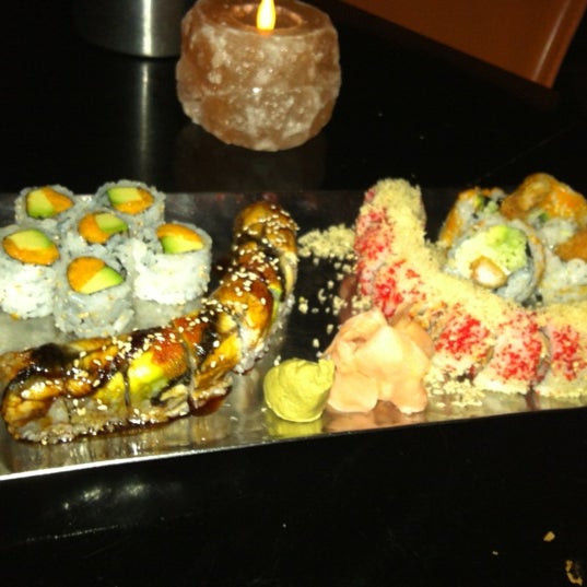 รูปภาพถ่ายที่ Coast Sushi Bar โดย Molly S. เมื่อ 10/30/2012
