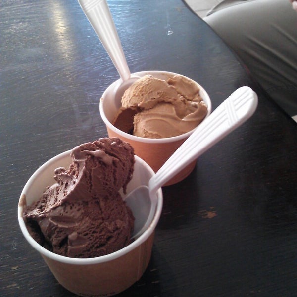 Foto diambil di The Evergreen Ice Cream Co. oleh Cherie D. pada 5/4/2013