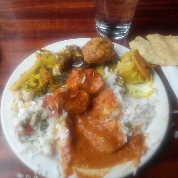 Foto scattata a Mela Indian Restaurant da Mary-Kate I. il 7/14/2013