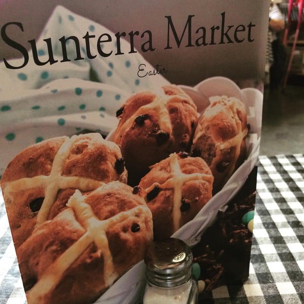 Foto tirada no(a) Sunterra Market por Greg G. em 3/30/2016
