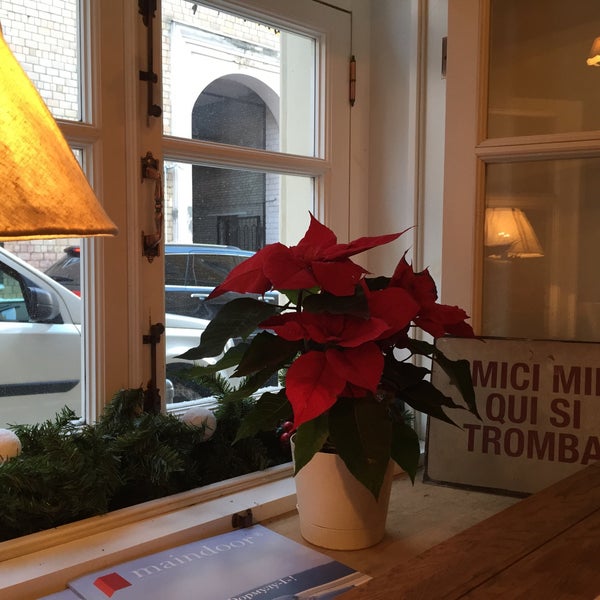 12/26/2014 tarihinde Eugenia O.ziyaretçi tarafından Amici Cafe'de çekilen fotoğraf