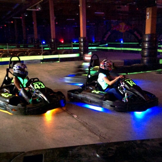 Снимок сделан в Racer&#39;s Edge Indoor Karting пользователем Joey M. 6/2/2013