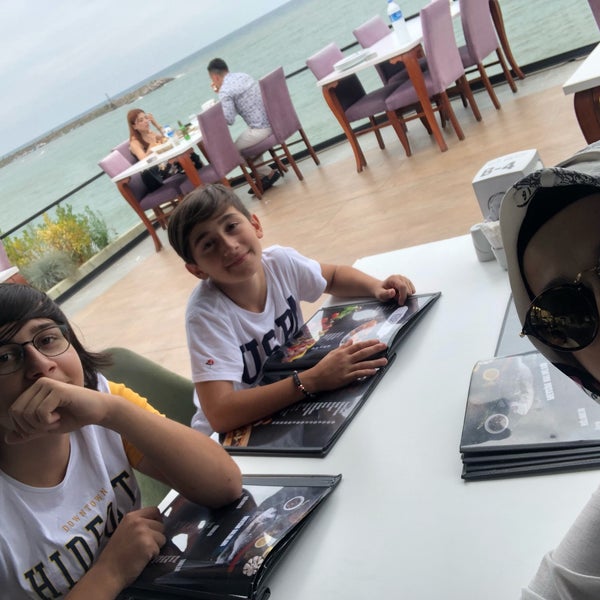 รูปภาพถ่ายที่ Efendi Restaurant โดย Emine Ö. เมื่อ 8/17/2019