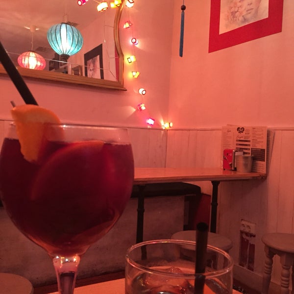 A cozy bar with tasty burgers and good sangria :)