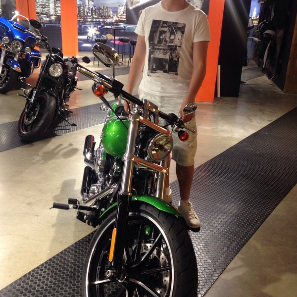 Das Foto wurde bei Harley-Davidson of New York City von Valentinka am 9/19/2015 aufgenommen