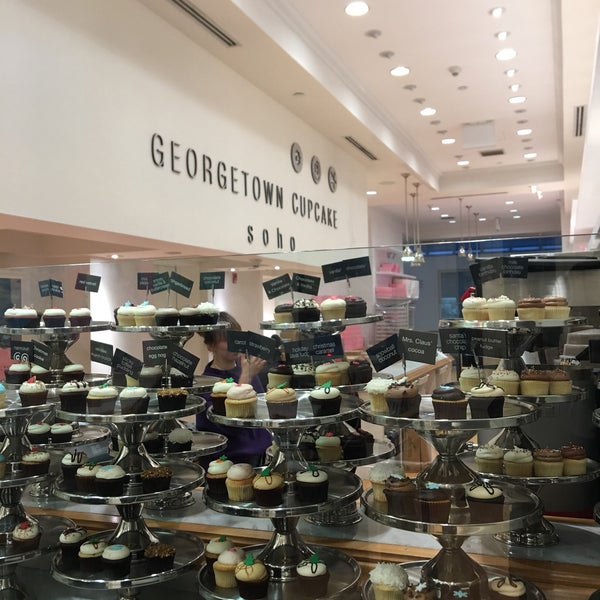 รูปภาพถ่ายที่ Georgetown Cupcake โดย Jeongseok L. เมื่อ 12/5/2018