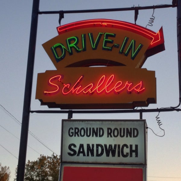 รูปภาพถ่ายที่ Schaller&#39;s Drive-In โดย Jason K. เมื่อ 10/11/2015