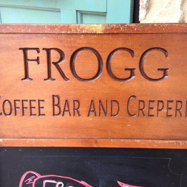 Foto scattata a Frogg Coffee Bar and Creperie da Jason K. il 2/14/2016