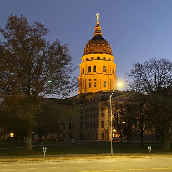 รูปภาพถ่ายที่ Kansas State Capitol โดย Jason K. เมื่อ 11/28/2020