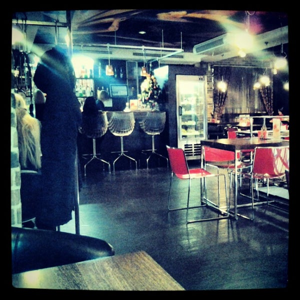 รูปภาพถ่ายที่ Кафе «Золотое яблоко» โดย Antonio K. เมื่อ 12/2/2012
