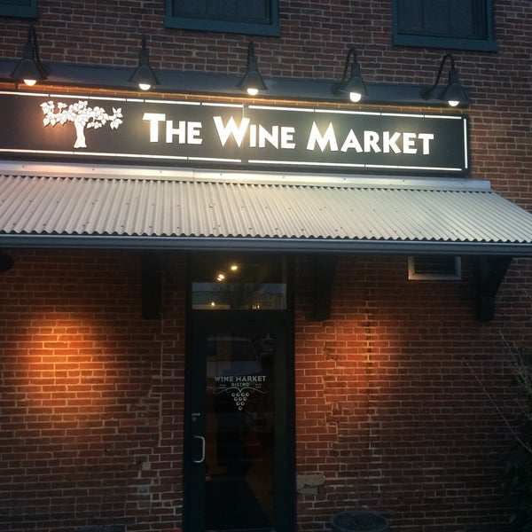 Das Foto wurde bei The Wine Market von Dennis F. am 2/14/2015 aufgenommen