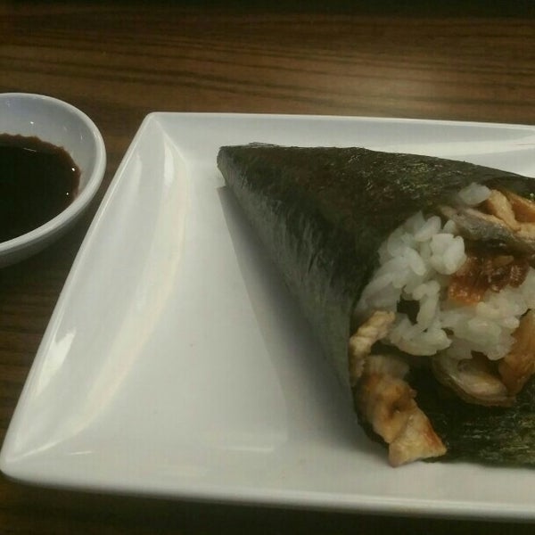 Das Foto wurde bei Naru Restaurant &amp; Sushi Bar von Huguette am 11/23/2015 aufgenommen
