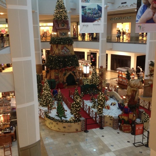 รูปภาพถ่ายที่ Triangle Town Center Mall โดย Doug C. เมื่อ 10/28/2012