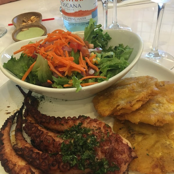 Снимок сделан в Aromas del Peru Restaurant пользователем Sonrisa D. 10/21/2018