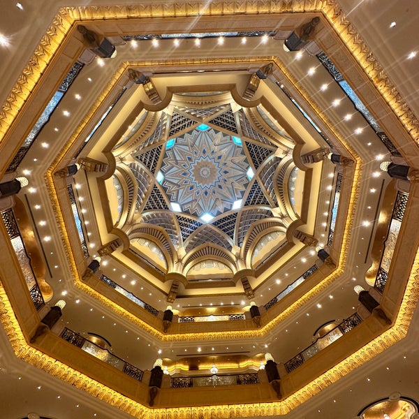 รูปภาพถ่ายที่ Emirates Palace Hotel โดย Ded Ž. เมื่อ 3/12/2024