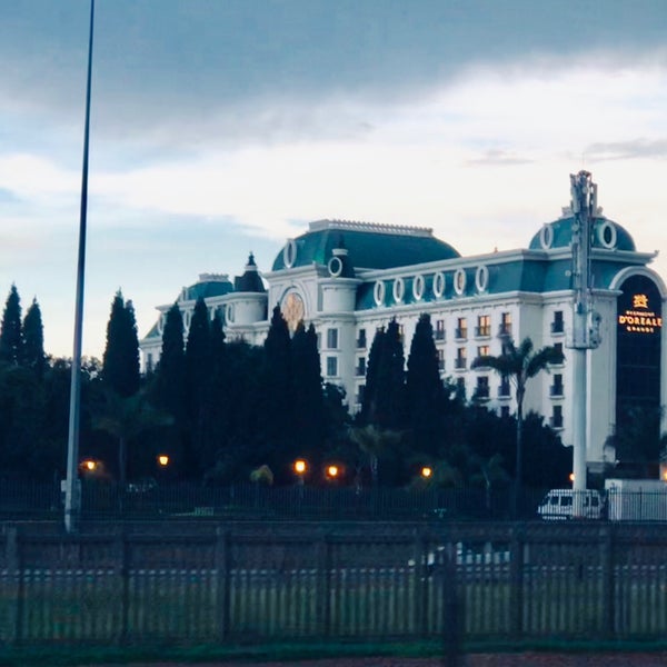 Foto diambil di Emperors Palace Hotel, Casino and Convention Resort oleh Ded Ž. pada 1/18/2019