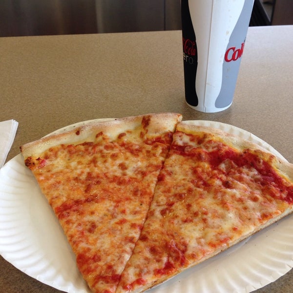 Foto tirada no(a) Sam&#39;s Pizza Palace por Marc D. em 7/15/2014