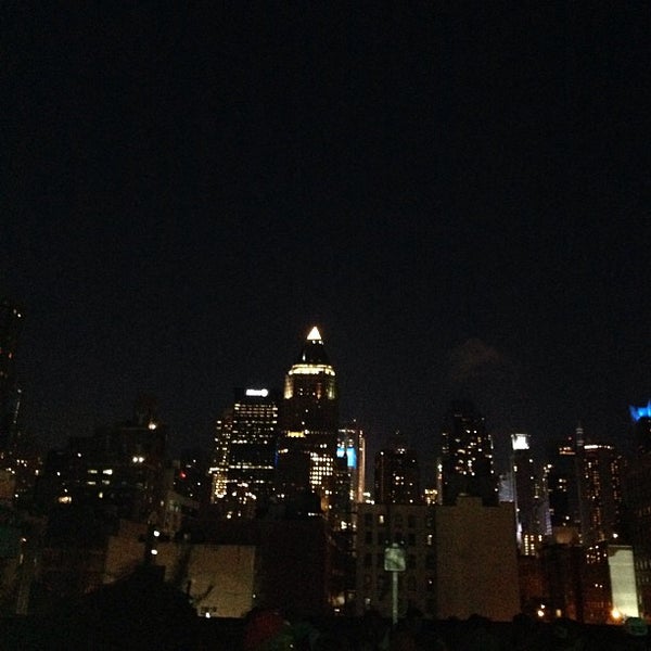 7/28/2013 tarihinde Taurian B.ziyaretçi tarafından Rooftop 48'de çekilen fotoğraf