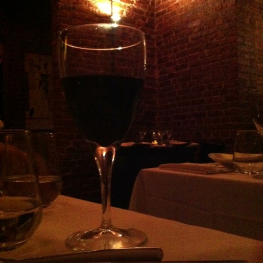 รูปภาพถ่ายที่ Date Restaurant &amp; Bar โดย Mihrican T. เมื่อ 11/8/2012
