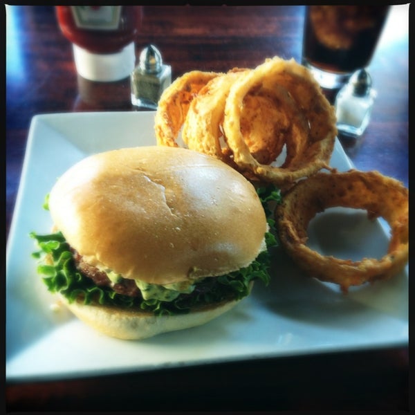 2/1/2013にWarren P.がVillage Burger Barで撮った写真