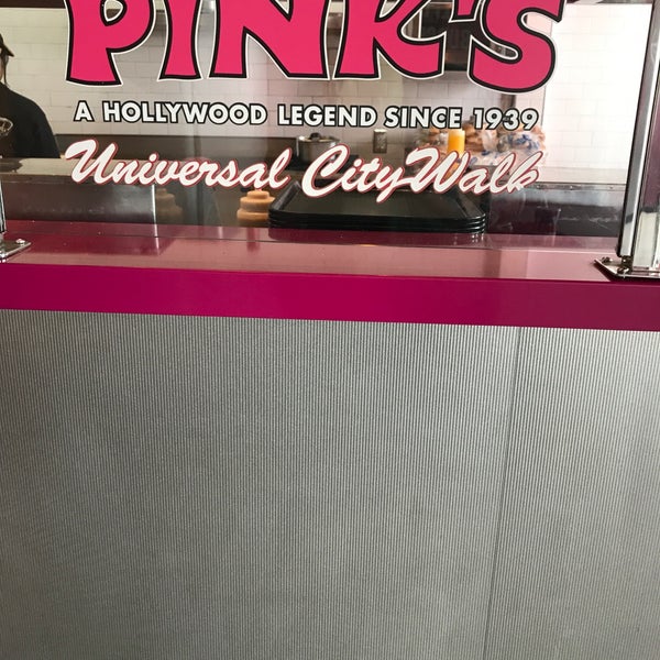 รูปภาพถ่ายที่ Pink&#39;s Hot Dogs โดย Christina B. เมื่อ 3/12/2018