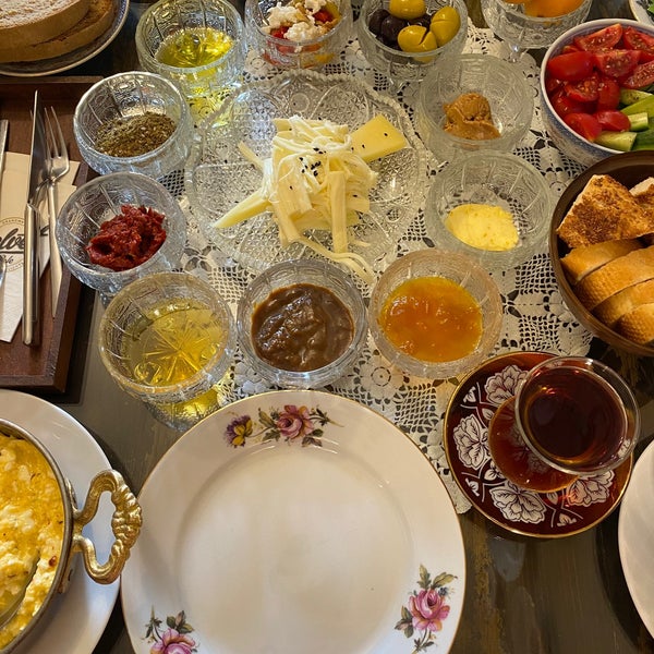 Geleneksel bir mekân ve lezzetli Türk kahvaltısı, her zaman geldiğim bir yer ve oldukça başarılı 👍🏻Hem Balat hem de Galata, ziyaret edilmeli :)
