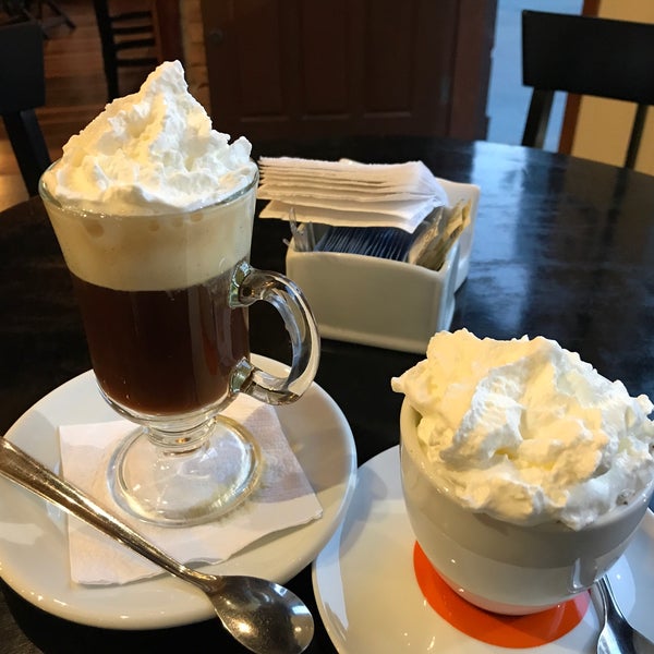 Das Foto wurde bei The Coffee Is On The Table von Helder C. am 9/7/2017 aufgenommen
