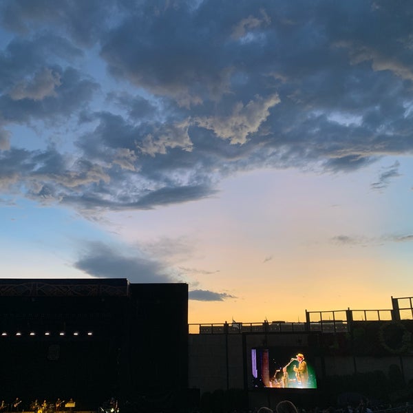 Foto diambil di Fiddler&#39;s Green Amphitheatre oleh Kristin O. pada 8/16/2019