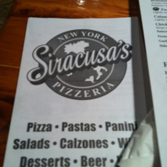 Foto scattata a Siracusa&#39;s New York Pizzeria da Shan 🌺 T. il 3/10/2013
