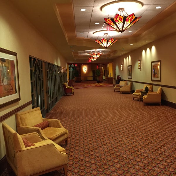 Foto scattata a Renaissance Phoenix Glendale Hotel &amp; Spa da Jac il 1/23/2015