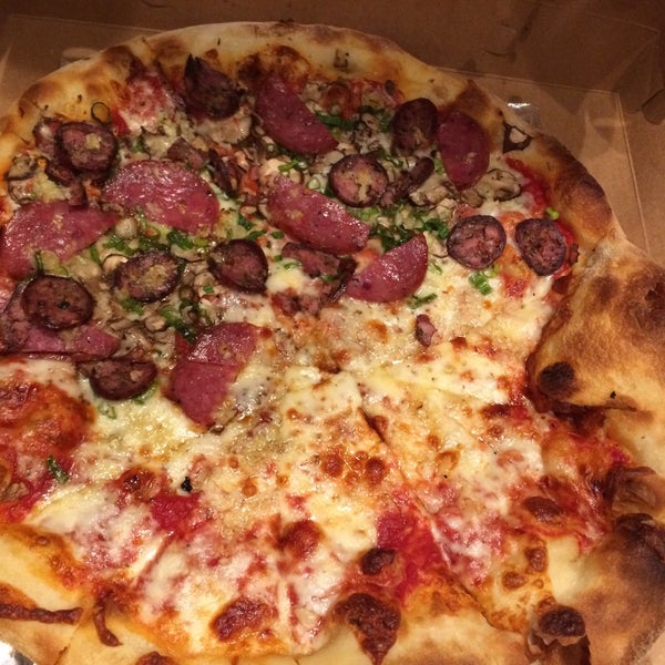 Снимок сделан в Pauline&#39;s Pizza &amp; Wine Bar пользователем Yui 7/25/2015
