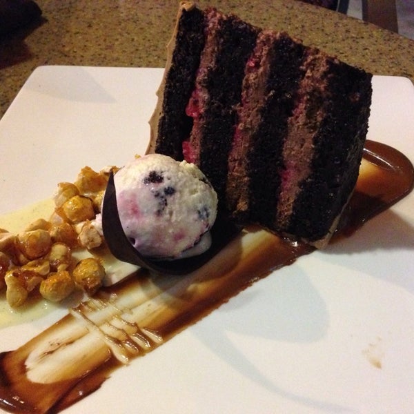 Снимок сделан в Crave Dessert Bar &amp; Lounge пользователем Chris A. 7/12/2014