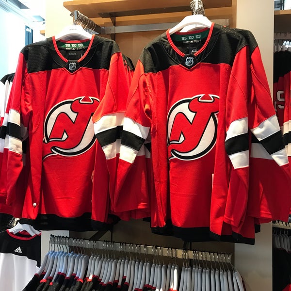 Foto tomada en NHL Store NYC  por Kevin M. el 7/26/2018