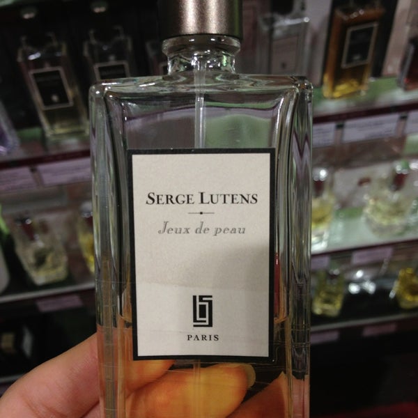 У Searge Lutens есть парфюмерная вода(Jeux de peau) пахнет вонючими носками