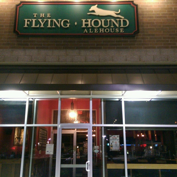 9/21/2016 tarihinde Joey R.ziyaretçi tarafından The Flying Hound Alehouse'de çekilen fotoğraf