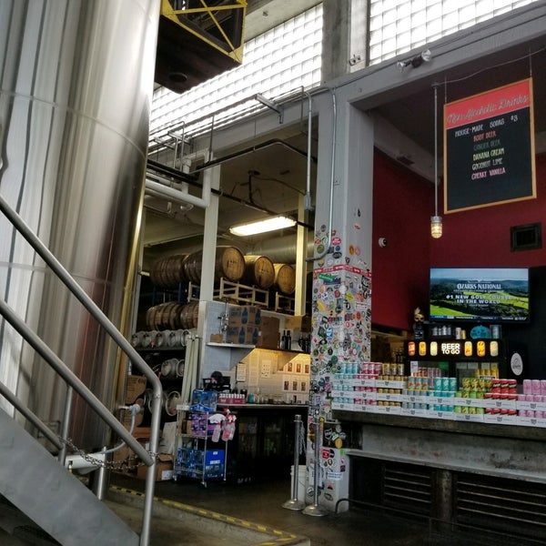 8/23/2020에 Joey R.님이 Warped Wing Brewing Co.에서 찍은 사진