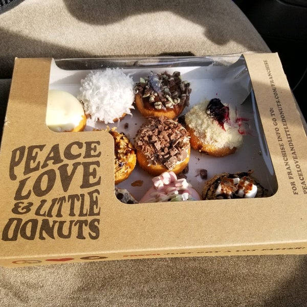 รูปภาพถ่ายที่ Peace, Love &amp; Little Donuts โดย Joey R. เมื่อ 10/10/2020