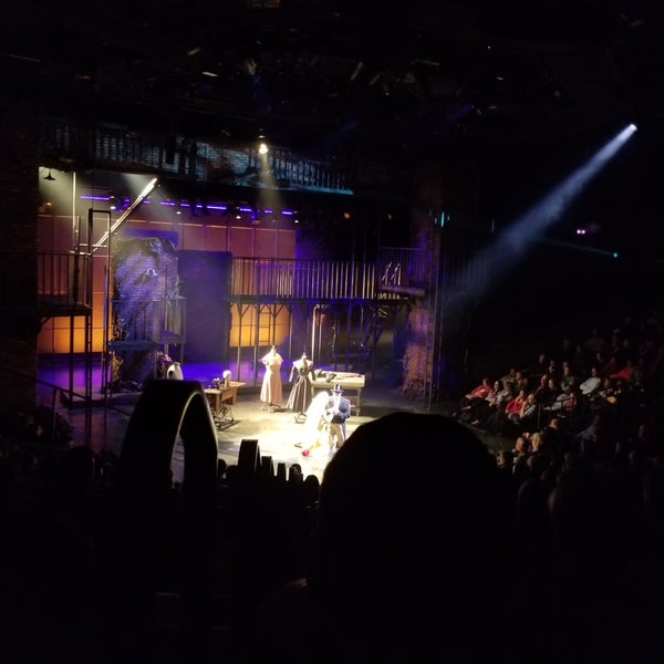 รูปภาพถ่ายที่ Milwaukee Repertory Theater โดย Joey R. เมื่อ 10/27/2019