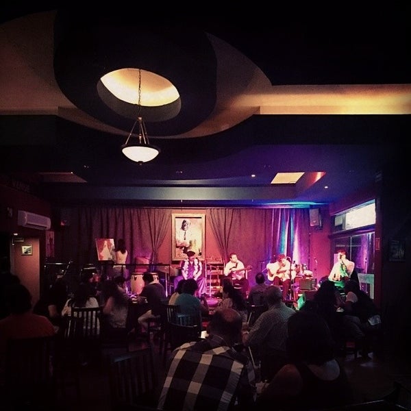 Снимок сделан в Muleiro&#39;s Lounge Jazz Venue пользователем Megumi 8/3/2014