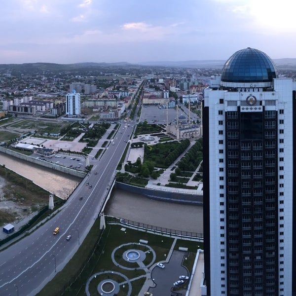 рамзан кадыров в кабинете. бизнес центр грозный сити. бизнес центр грозный сити. кадырова 3. грозный сити смотровая.