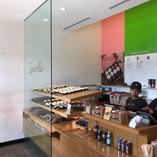 Photo taken at Sprinkles Cupcakes by Jee Eun L. on 9/8/2019
